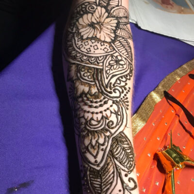 Professional henna tattoo art that lasts 1 to 2 weeks.